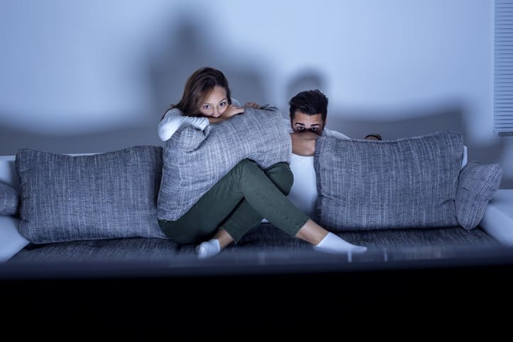 Paar schaut Horrorfilm